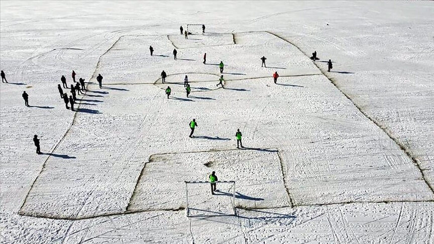 Gazeteciler ve idareciler buz tutan Çıldır Gölü’nde dostluk maçı yaptı