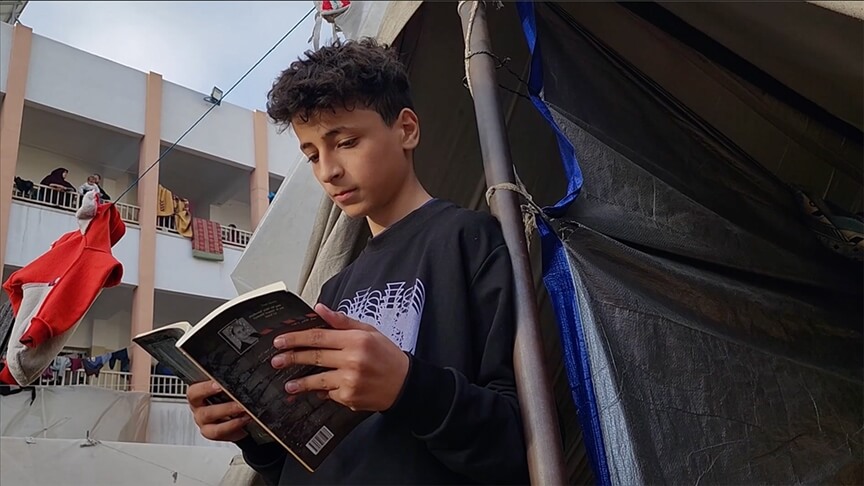 Gazzeli çocuk sığındığı çadırda İsrail saldırılarında “parçalanmış hayatları” yazıyor