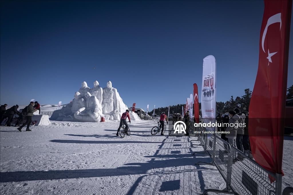 Sarıkamış şehitleri anısına kardan yapılan heykeldeki Türk bayrağı karanfillerle kaplandı
