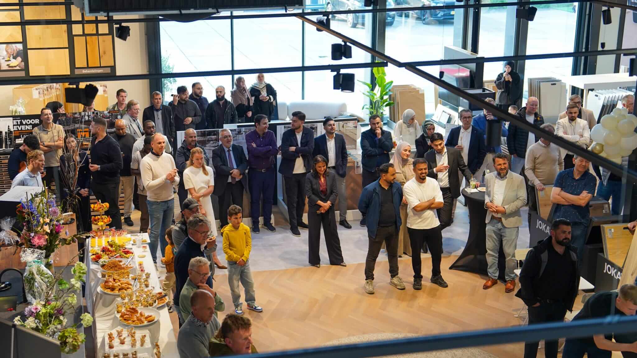 Van Lisse Vloeren & Interieur Kapılarını Açtı