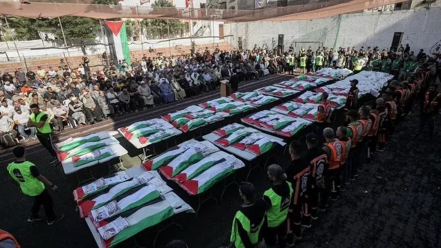 Gazze’de yaklaşık 3 yıl sonra enkazdan çıkarılan 75 Filistinlinin naaşı toprağa verildi